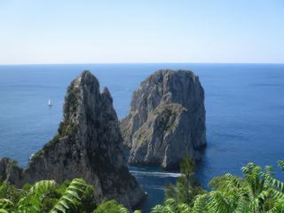 L'île de Capri: rochers "Faraglione".