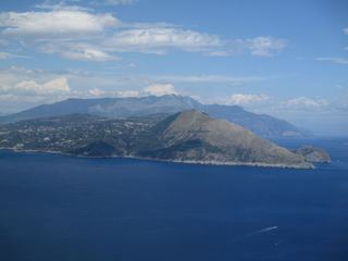 L'île de Capri: vue sur la péninsule de Sorrente.