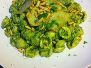 Spécialité: orecchiette al pesto di rucola.