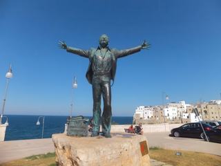Polignano a Mare: statue de Domenico Modugno.