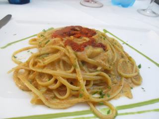 Spécialité de la Pouille côté mer: Linguine ai ricci di mare (oursins).