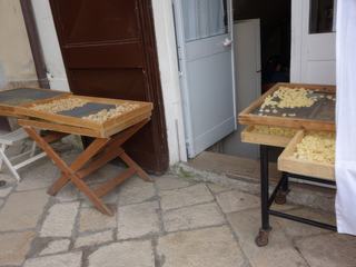Bari: Via Arco Basso, fabrication des "orecchiette".