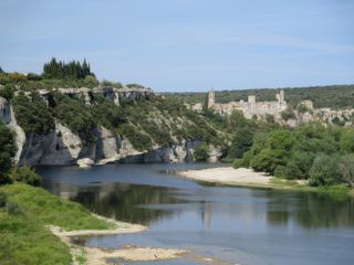 L'Ardèche et Aiguèze au loin.
