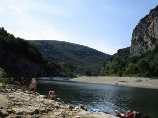 Gorges de l'Ardèche: l'Ardèche près du Pont-d'Arc.