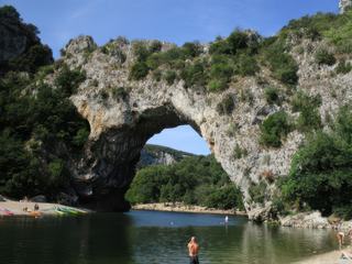 Gorges de l'Ardèche: le Pont-d'Arc.