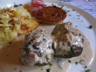 Un plat ardéchois: la caillette.