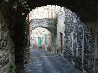 Alba-la-Romaine: hameau de La Roche.