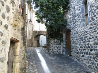 Alba-la-Romaine: hameau de La Roche.