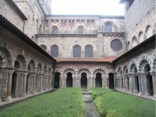 Le Puy-en-Velay: cloître de la cathédrale.