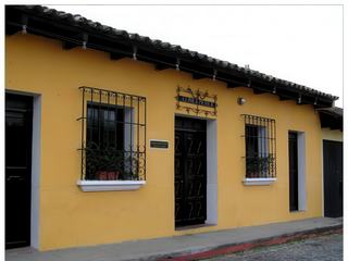 Maison de style espagnol, les fenêtres sont souvent ornées de grilles en fer forgé.
