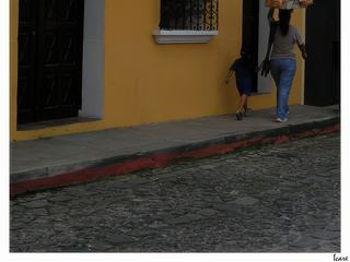 Une maman, vendeuse des rues et sa fille.