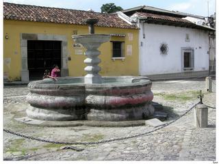 Sur une place, une fontaine pour se rafraîchir.