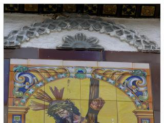Mosaïque donnant sur le mur dans la rue.