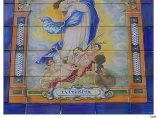 Mosaïque donnant sur le mur dans la rue.