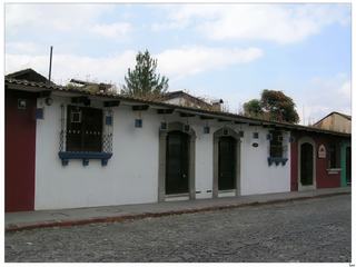 Jolies ces maisons basses colorées.