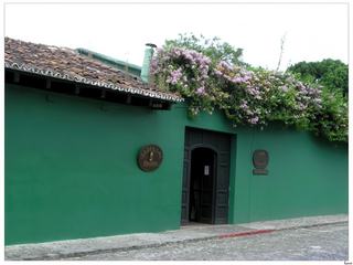L'entrée du musée de jade, où l'on peut voir une belle exposition de masques. On peut aussi regarder travailler les artisans et bien sur acheter des bijoux avec un certificat d'authenticité.