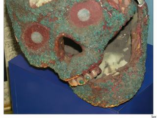 Exploité par les Mayas qui associaient sa possession à la force, la santé et à un statut respectable (il a été retrouvé dans de nombreuses sépultures de nobles et de princes), le jade fut totalement oublié au XVIe s., soustrait par le peuple maya, dit-on, à l’appétit vorace des conquistadors espagnols. Jusqu’aux années 1950, lorsque un géologue et minéralogiste américain, William Foshag, retrouva la trace des gisements, à l’est du pays, dans la Sierra de las Minas.