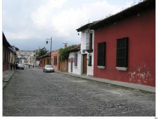 Les rues et les avenues d'Antigua sont pavées de gros galets irréguliers en pierre, les maisons basses, peintes de couleurs gaies, ont beaucoup de charme.