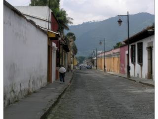 Continuons la balade à travers les rues.