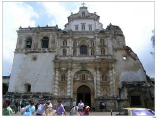 La façade de l'église de San Francisco est ornée de colonnes salomoniques, caractéristiques du baroque espagnol. construite dans le milieu du XVIe siècle, elle a subi des dommages en 1565 en raison d'un fort tremblement de terre. La nouvelle construction a continué d'être affectée par les différents tremblements de terre. L'église a été reconstruite entre 1961 et 1967, lorsque les franciscains ont récupéré la propriété. Elle est actuellement ouverte au culte catholique.