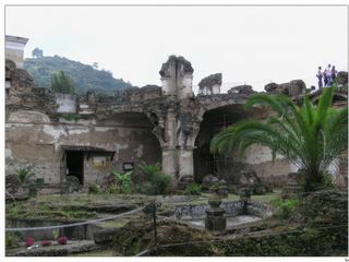 Dans les jardins du couvent de Santa Clara. Fondé en 1699 par un ordre originaire de Puebla (Mexique), le bâtiment, destiné à recevoir 46 religieuses, fut détruit par le séisme de 1717. Reconstruit 17 ans plus tard, il fut à nouveau endommagé en 1773, puis en 1976. Il ne subsiste qu'un paisible champ de ruines, mais depuis 2006 ces ruines ont été remises en valeur.