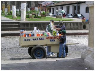 Marchand de jus de fruits pressés et sodas.