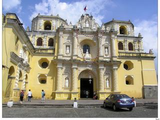 La superbe église de la Merced et sa façade stuquée. Construite au XVIe siècle par l'architecte Juan de Dios Estrada, l'église de la Merced est de style guatémaltèque baroque avec ses deux tours-clochers. Elle a été fondée par l'ordre de la Merced, ou Miséricorde, venant de Barcelone.