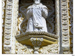 Une des statues qui encadre la porte d'entrée de l'église.