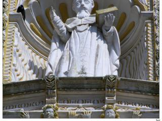 Une des statues qui encadre la porte d'entrée de l'église.