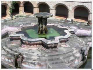 Fontaine octogonale du cloître de l'église de la Merced.