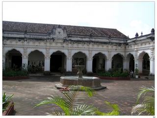 Petite pause dans le très joli patio de l'ancienne université de San Carlos de Borromeo, encadré d'arcs polybés de style mudéjar, et agrémenté d'une ravissante fontaine. Fondée en 1676, la première université d'Amérique centrale (la troisième du continent derrière celles de Mexico et de Lima), fut d'abord implantée dans l'ancien collège Saint-Thomas d'Aquin, à proximité du couvent de Santo Domingo. L'enseignement de la théologie, de la philosophie, de la médecine, du droit canon et des langues indiennes fut pendant longtemps réservé aux seuls fils de colons espagnols, avant d'être accessible aux métis. L'université n'occupa cet édifice que de 1763 à 1773. Contrairement aux autres constructions d'Antigua, celle-ci résista aux séismes grâce à l'épaisseur de ses colonnes et au "ciment" utilisé (un mélange à base d’œufs, de lait, de miel, de sable et d'eau!). Reconverti en musée de l'art colonial depuis 1936, il présente des oeuvres religieuses, tableaux, retables et sculptures du XVIIe et XVIIIe siècles.