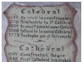 L'ancienne cathédrale de Santiago, de style baroque, fut initiée par un premier sanctuaire en 1545. Il abritait les restes du conquistador Pedro de Alvarado qui avaient été transférés à la demande de sa fille en 1568. Sa construction a été entravée par de fréquents tremblements de terre. Le second sanctuaire fut achevée en 1680. C'est en 1743 qu'elle prend véritablement le titre de cathédrale. A nouveau détruite par le tremblement de terre de 1773, elle fut reconstruite partiellement au cours du siècle suivant. Il ne reste aujourd'hui que la façade (voir photo prise de nuit), la majeure partie est a l'état de ruine et ne sera pas reconstruite comme l'impose le règlement de la ville. La paroisse San José, créée en 1804, opère dans ce qui était autrefois l'entrée de la cathédrale.