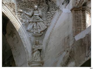 La reproduction des figures complexes en plâtre et des moulures entre les arches semble d'autant plus impressionnante sur le fond en ruine.