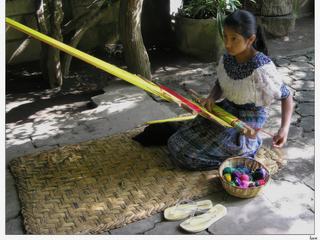Comalapa est réputé pour ses tissus tissés à la main. Agenouillée de manière ancestrale, cette toute jeune fille travaille comme le faisaient ses aïeux. Fondée en 1549, 25 ans après la conquête du Guatemala par les Espagnols, San Juan Comalapa, plus connue sous le nom de Comalapa, est une petite ville de 20.000 habitants: elle est habitée par une immense majorité (96,5 %) d’indiens, les descendants des Cakchiquels, qui formaient avant la Conquête l’un des principaux royaumes Mayas de l’Altiplano.