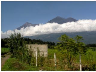 Les nuages plus bas que les volcans (photo prise d'un véhicule).