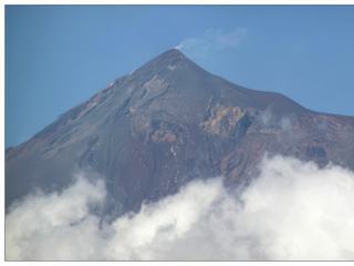 Le volcan Agua et ses fumerolles.