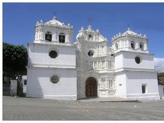L'église de Cuidad Viéja. L'actuel bâtiment de la cathédrale remonterait au XVIIIe siècle. Le 28 juillet 1532, la couronne espagnole lui attribue son blason. Elle devint ainsi la première capitale du royaume du Guatemala. La ville a été pratiquement entièrement détruite en 1541 par les torrents de boue meurtriers du volcan Agua qui ont coûté la vie à Doña Beatriz de la Cueva, épouse du conquistador Pedro de Alvarado, et qui lui succéda au rang de Gouverneur à sa mort, le 4 juillet 1541.