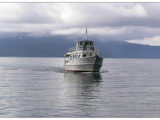 Depuis les pontons, dès l’aube, on observe, comme surgi de la brume, le va-et-vient des pirogues de pêcheurs et des lanchas, bateaux-taxis qui assurent la circulation entre les rives.