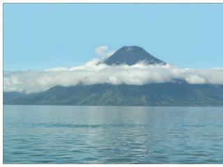 Croisière sur le lac, ici le volcan Atitlan.