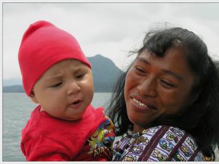 Les Guatémaltèques enjolivent souvent leur sourire de dents en argent et en or, ou en les entourant de fil d'or ou d'argent, canon de beauté dans les montagnes. Comme cette maman, certains poussent l'esthétisme jusqu'à coller des étoiles et différents motifs plus ou moins surprenants.