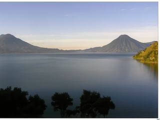 Sololá domine le lac Atitlán, à droite le San Pedro.