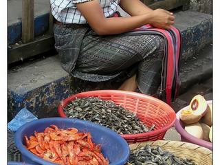 Vendeuse de crevettes et poissons séchés.