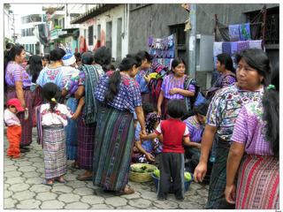 Les femmes portent le costume traditionnel, la blouse (huipil), tissée à la main et la jupe longue (corte).