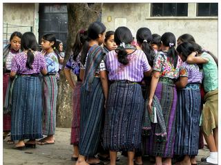 Ici les filles portent le costume traditionnel indien