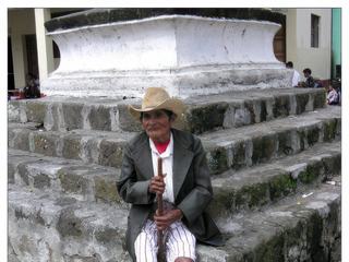 Les hommes portent un pantalon court, sorte de bermuda blanc rayé, une grosse ceinture tissée et un grand chapeau style cow-boy.