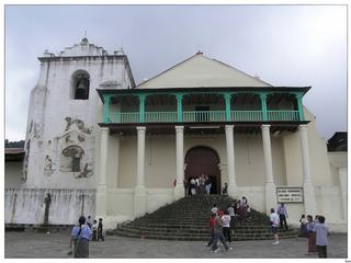L'église Santiago Apostol a été construite en 1547. Son escalier rappelle les marches des temples mayas. Cet imposant édifice colonial abrite un très grand autel et un mémorial au père Stanley Rother, un prêtre américain qui vécut dans ce village de 1968 jusqu'à son assassinat en 1981, pendant la Violença (dictature très violente) Santiago est réputé pour être un haut lieu de la résistance Maya aux militaires.
