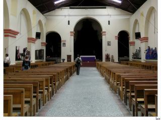 L'intérieur de l'église est très sobre.