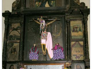 Le Christ en croix entouré de la Vierge Marie et de Marie Madeleine sont vêtus de costumes indiens.