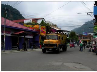 On ne voit que les chapeaux qui dépassent du camion, sans doute des agriculteurs qui descendent en ville.