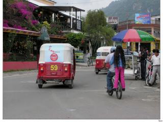 On trouve aussi des taxis tuk-tuk.